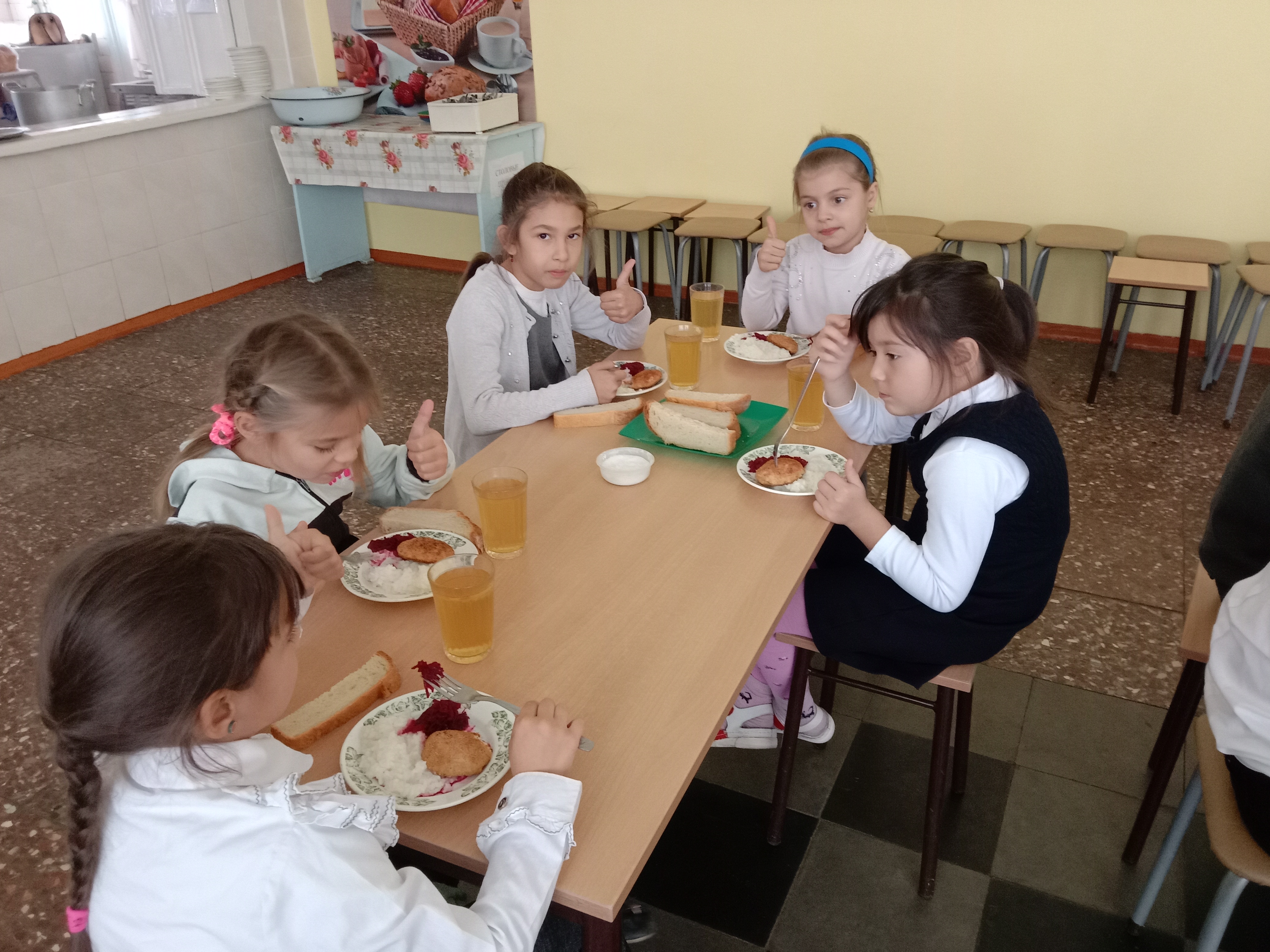В школьной столовой